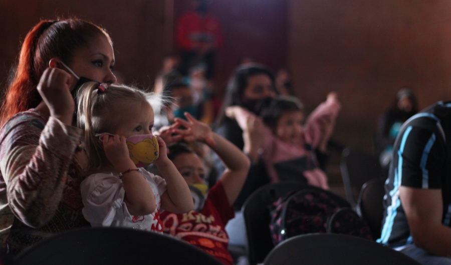 Madre e hija participando de actividad del Programa Nidos