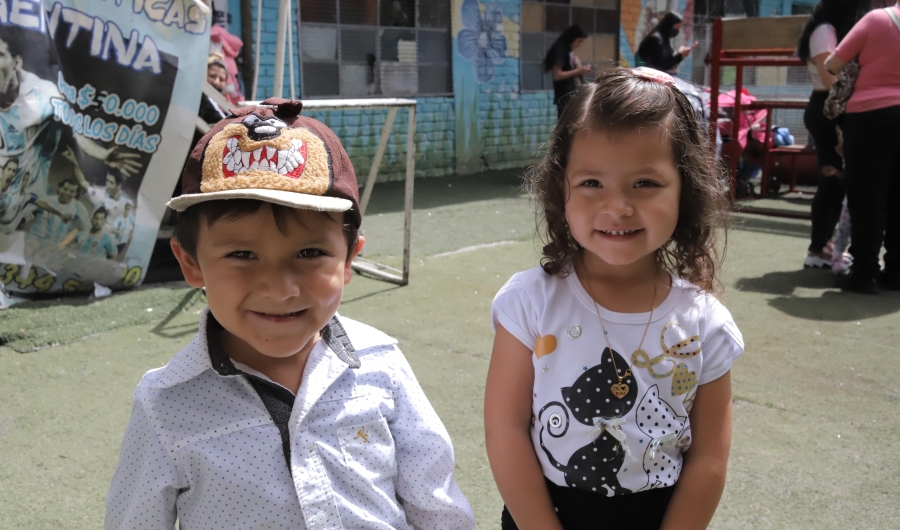 Niña y niño sonriendo