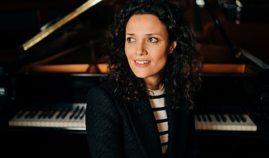 la artista Sheila Blanco sentada frente a un piano