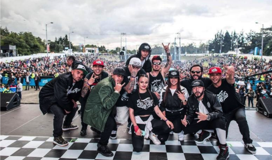 Supreme Records, grupo de miembros del sector hip hop en tarima con público al fondo