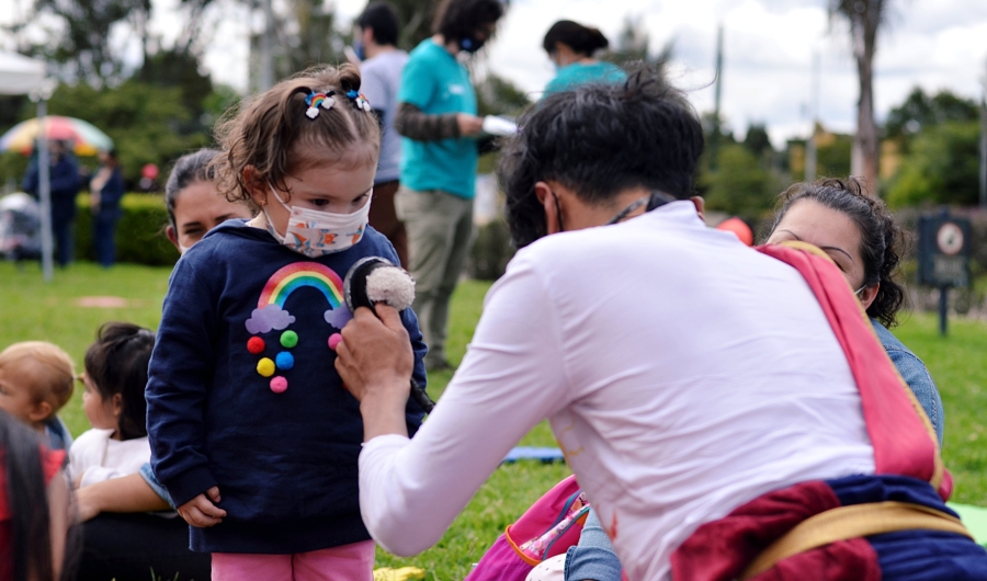 Artista del Programa Nidos jugando con una niña