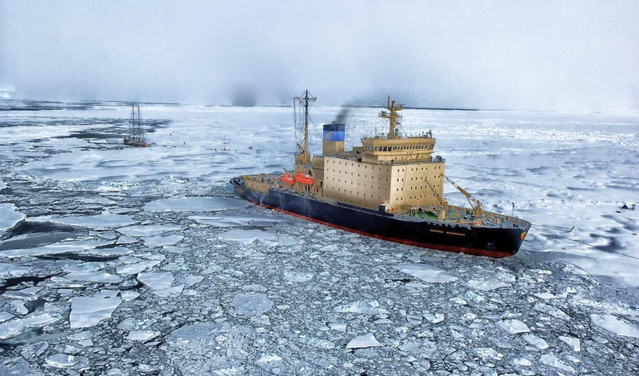 Un buque pasa entre una capa de hielo en el mar de la Antártida. 