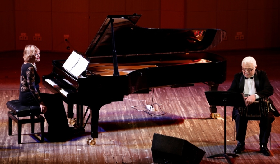 Daniel Binelli y Polly Ferman en un escenario tocando el piano