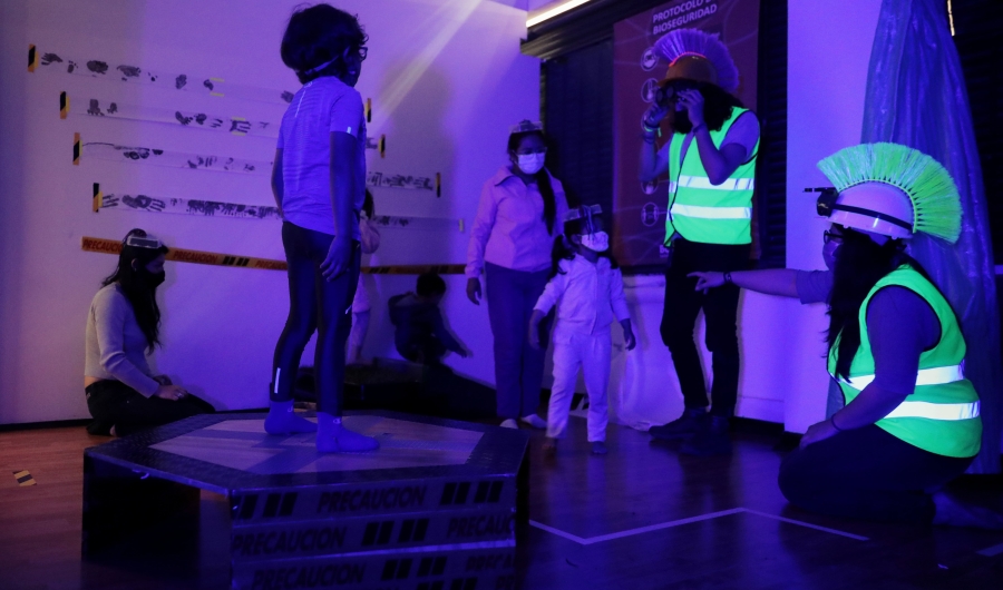 Niñas y niños en primera infancia jugando en el laboratorio