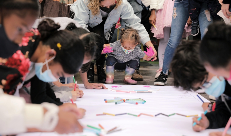 Niños y niñas participando en actividad artística