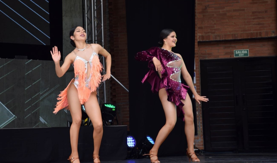 Mujeres bailando salsa en La Media Torta