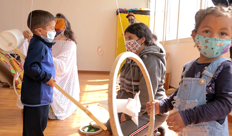 Niñas y niños en primera infancia jugando