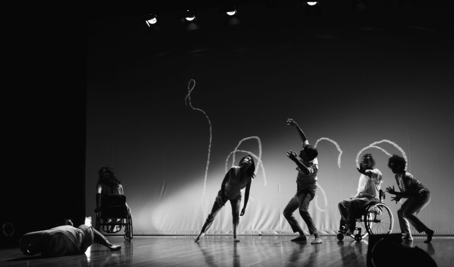 hombres y mujeres en una presentación de danza contemporánea