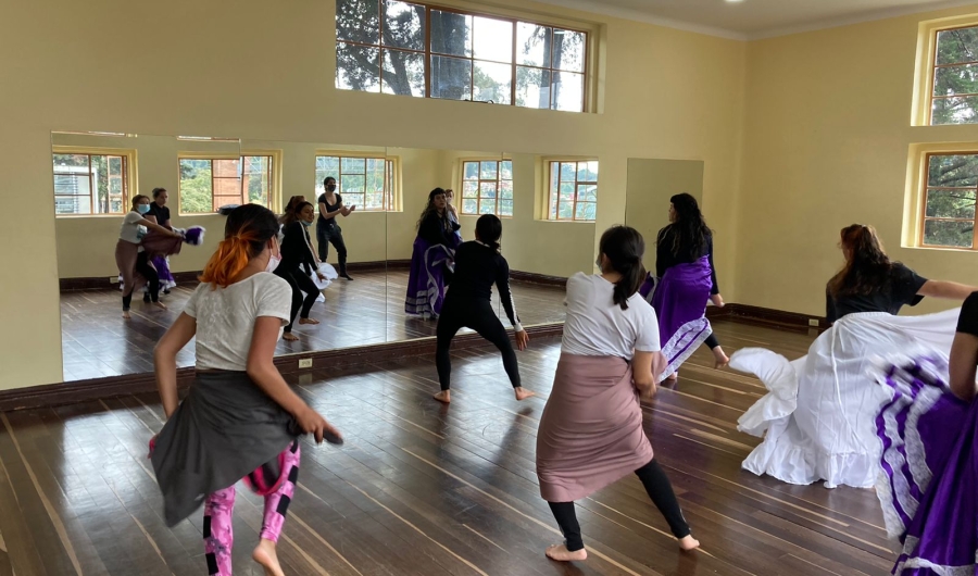 Mujeres bailando en la Casona de la Danza