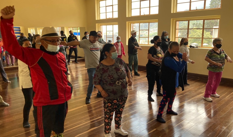 Adultos mayores en taller de la Casona de la Danza