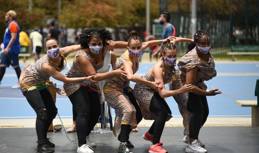 Cinco artistas de la comunidad afrocolombiana en una presentación