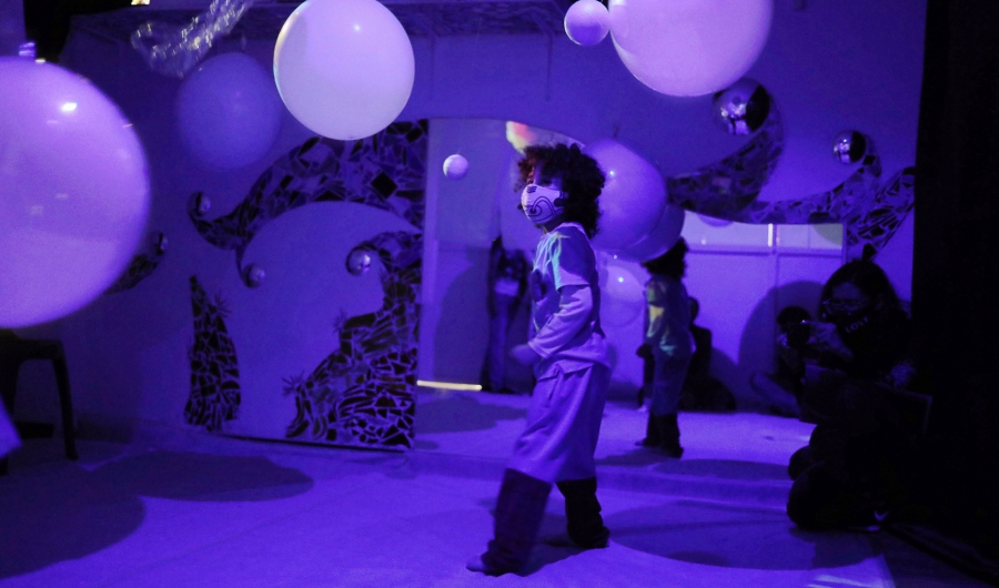 Niño en primera infancia jugando con globos