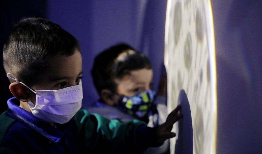 Dos niños en primera infancia jugando en experiencia artística