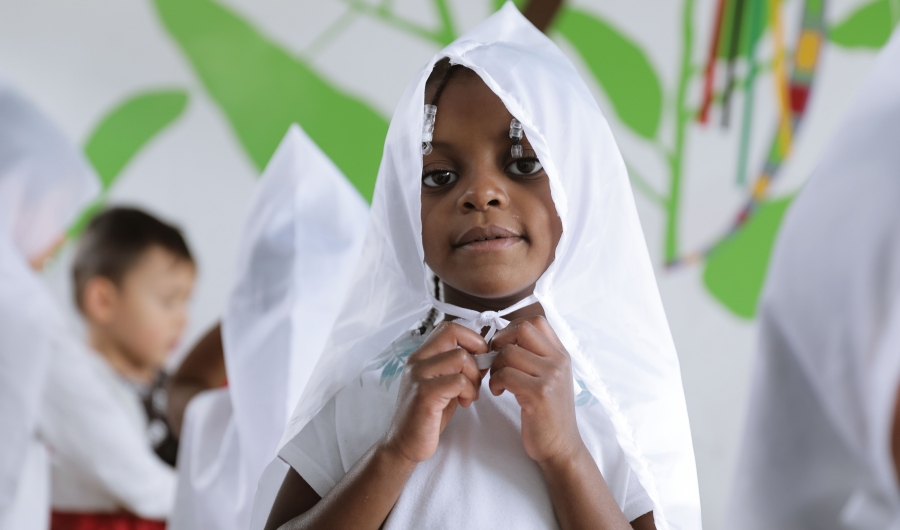 Niña vestida con juego de experiencia artística del Programa Nidos