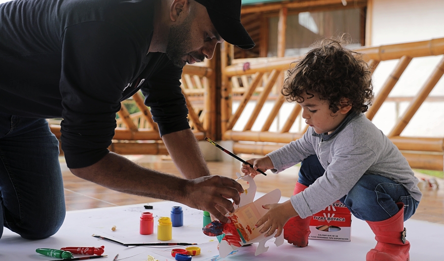 Papá jugando con bebé en primera infancia