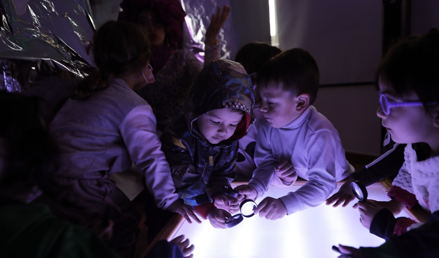 Grupo de niños jugando durante experiencia artística