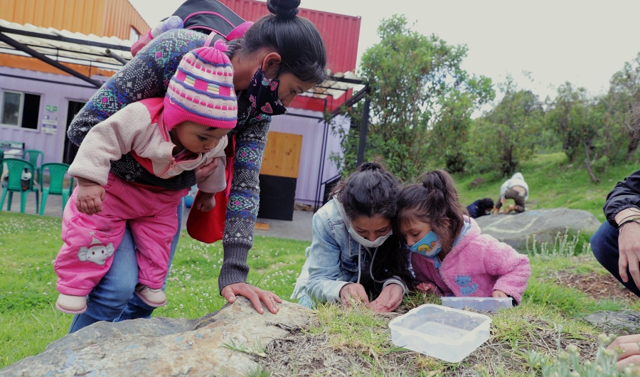 Madres jugando con niñas en primera infancia