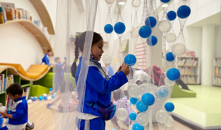 Niña jugando en el Laboratorio Artístico El Parque