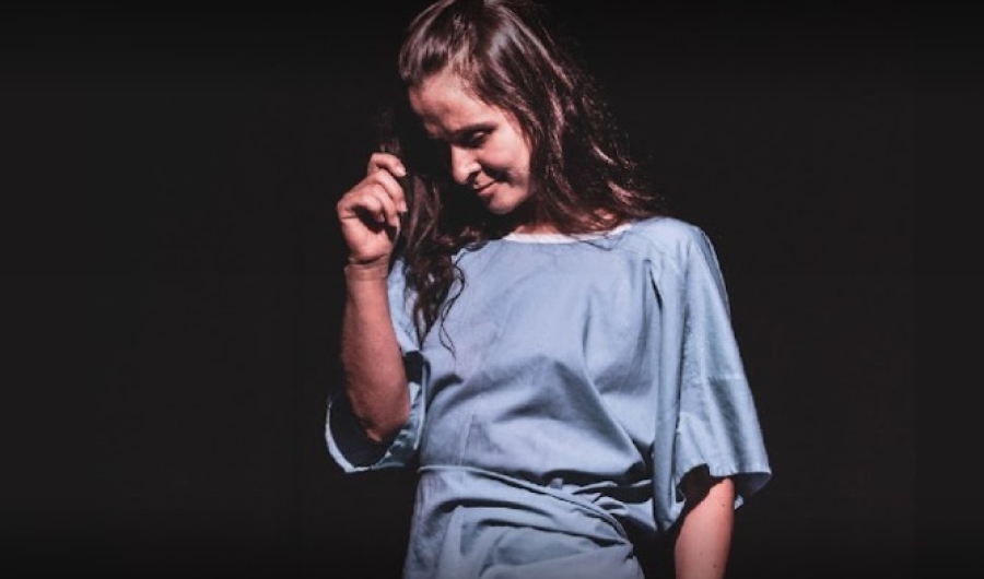 Mujer con vestido azul en el escenario