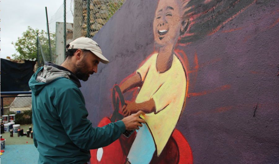 Artista pintando un mural 