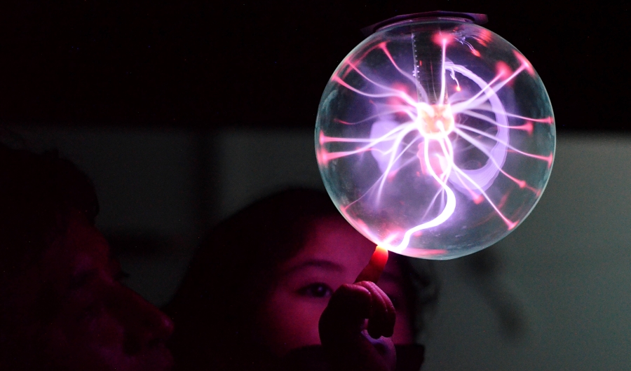 Niño en primera infancia jugando con bola de luz