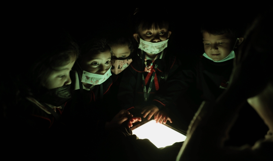 Niños en primera infancia jugando con la luz