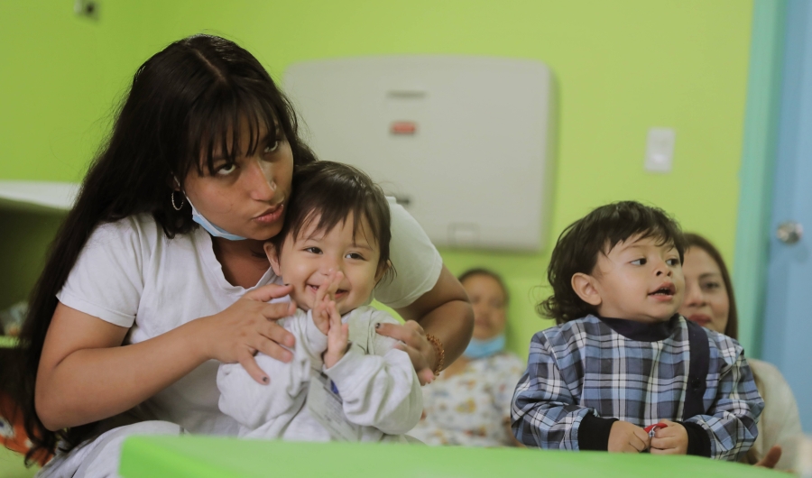 Mamá con bebés en primera infancia