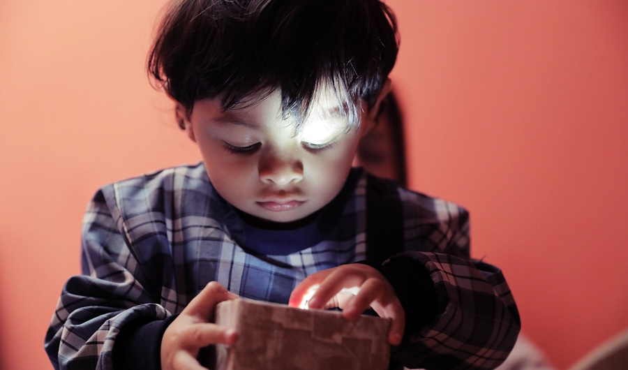 Bebé jugando con caja de luz