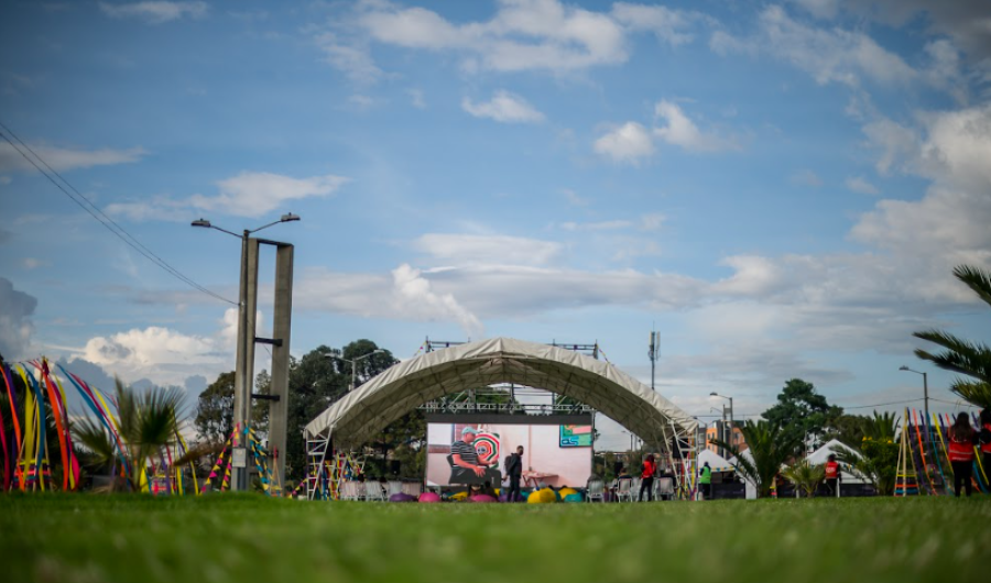 Parque con pantalla grande de cine 