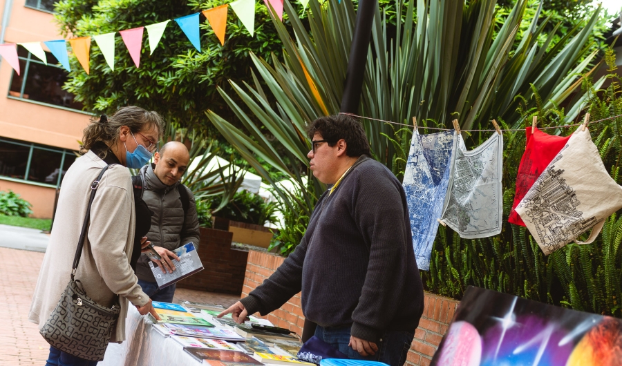 Personas comprando libros