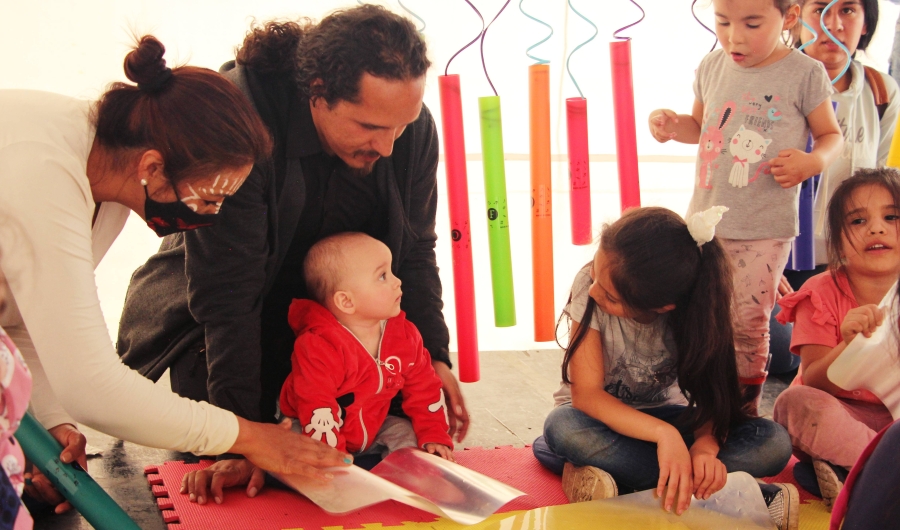 Padres jugando con niños