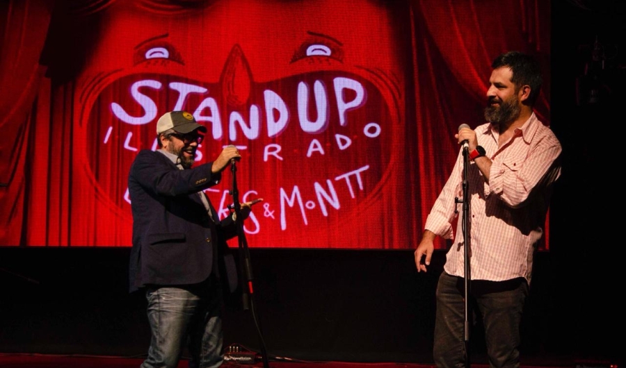 Dos hombres hablando en el escenario