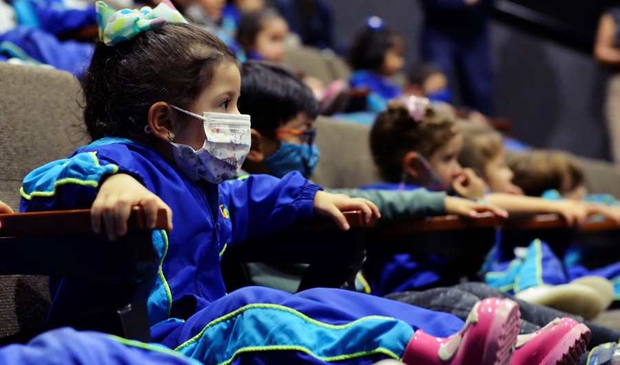 Niños en primera infancia viendo películas