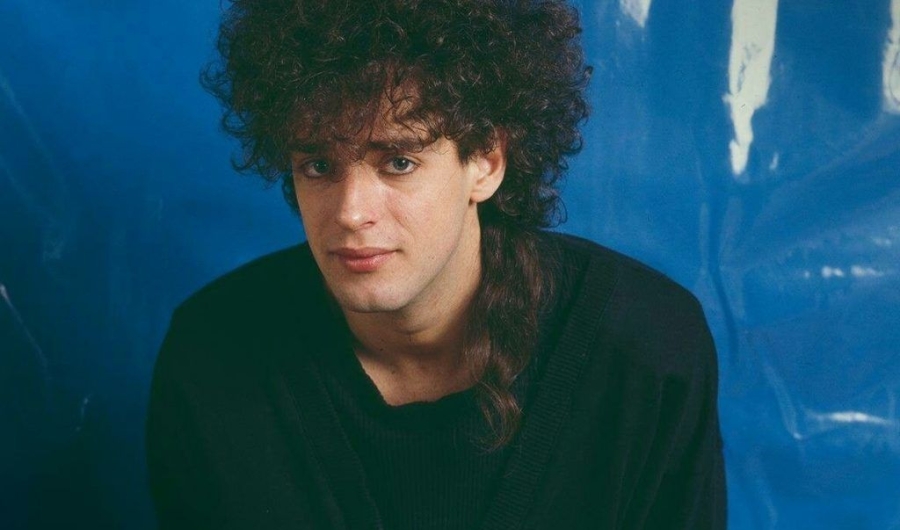 Gustavo Cerati en fondo azul 