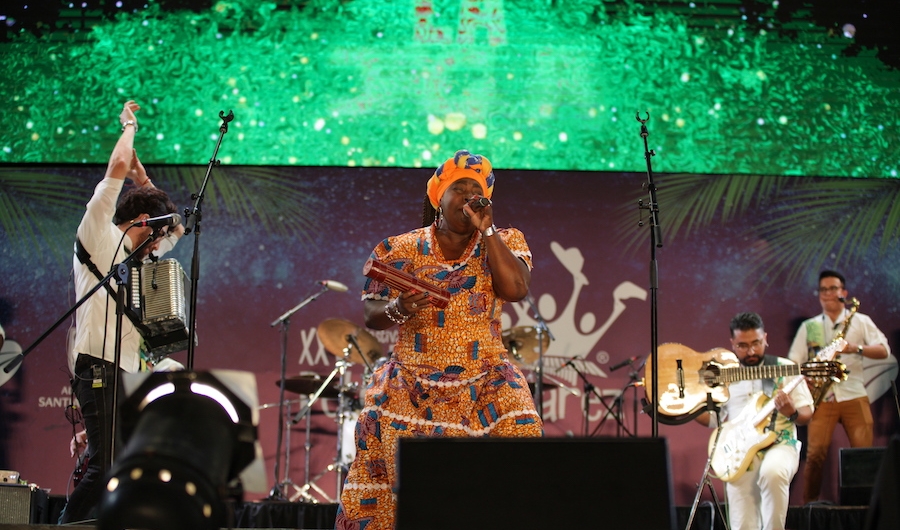 La Jagua en tarima - mujer interpretando durante el Petronio. 