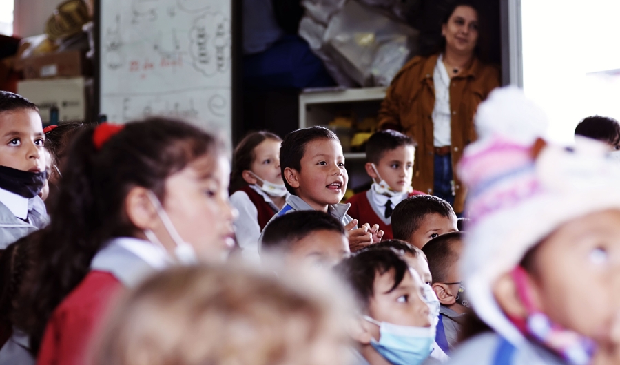 Niños en primera infancia disfrutando de presentación especial del Programa Nidos.