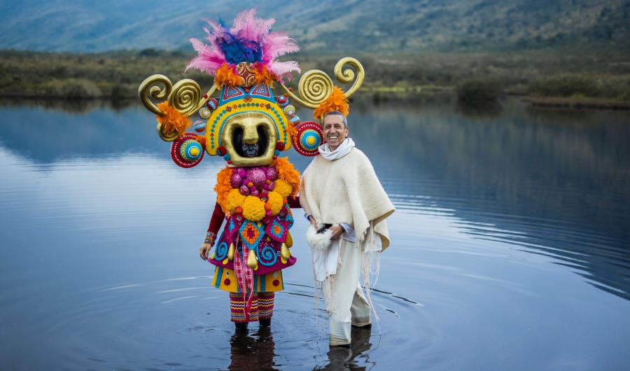 Héctor Buitrago en un lago. 