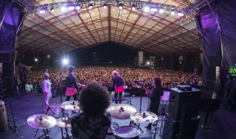 Foto de tarima desde el escenario donde se ve al público asistente a un evento artístico