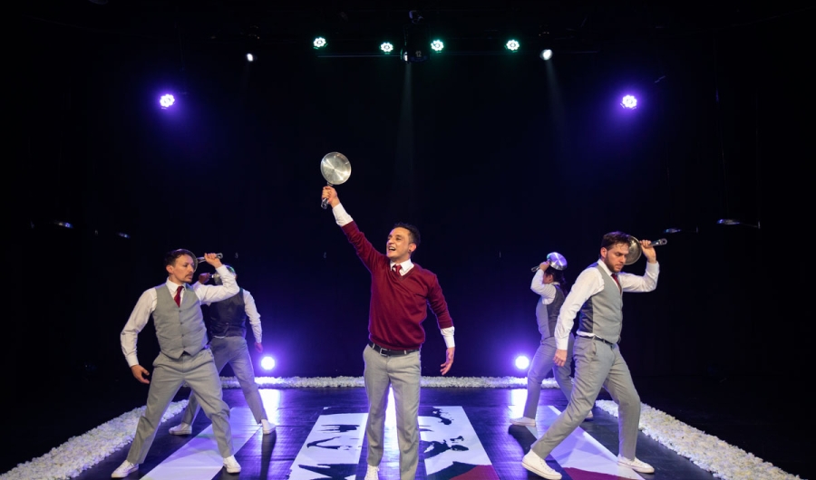 Escena de obra de teatro con jóvenes de colegio de pie