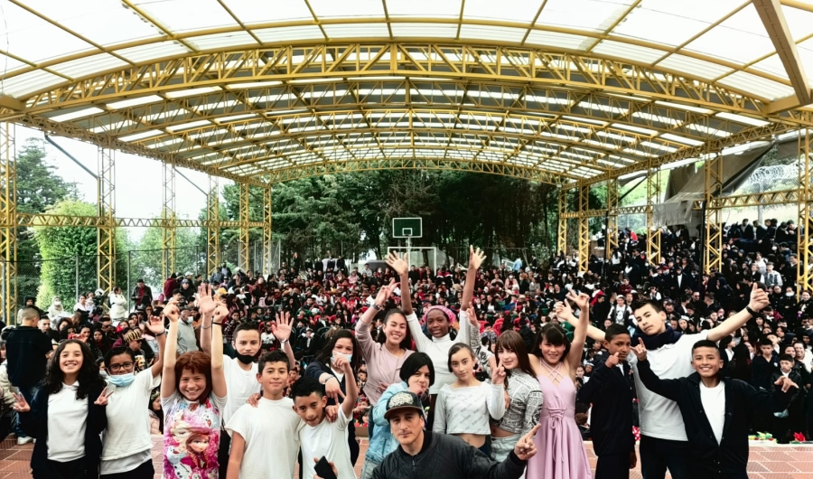 Personas reunidas posando para fotografía