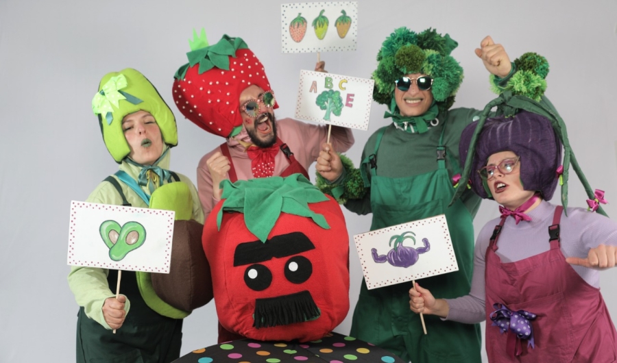 Actores con trajes de frutas y verduras