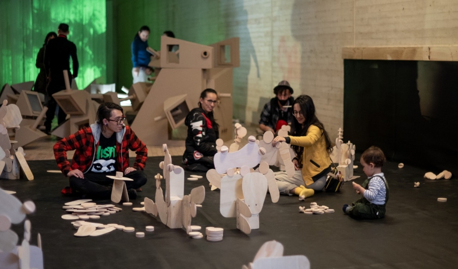 Sala de exposición, familias jugando