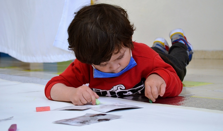 Niño dibujando