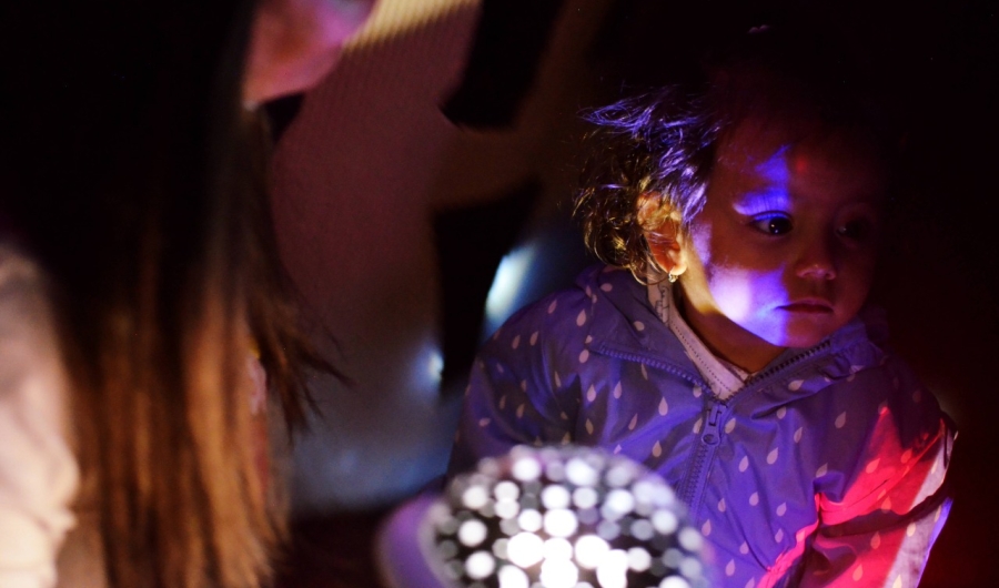 Niña jugando con luz