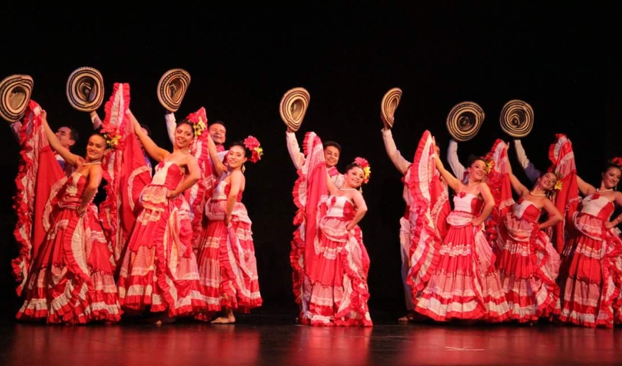 Personas bailando en escenario