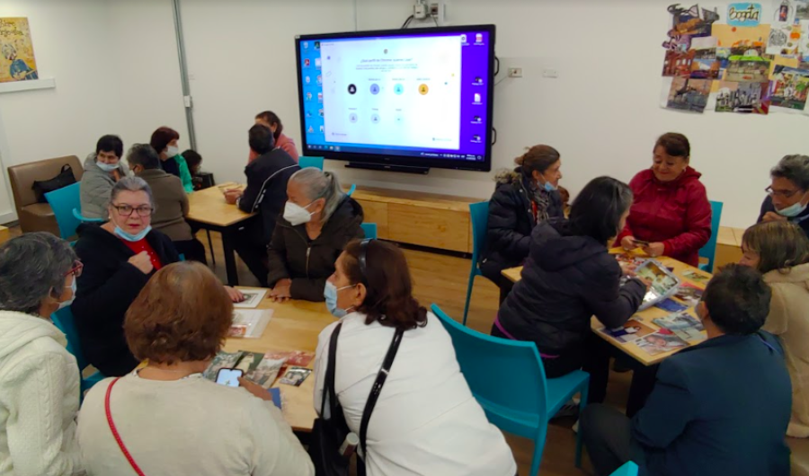 Adultos mayores en biblioteca 