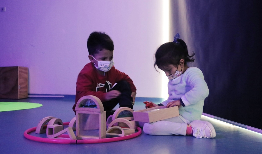 Niños jugando con bloques de madera 