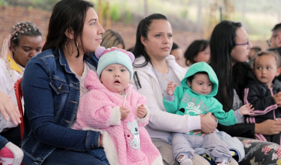 Mamás con bebés en evento cultural