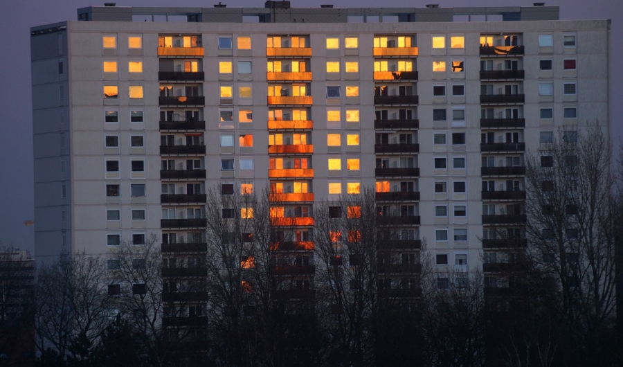 Reflejo del atardecer en las ventanas de un edificio. 