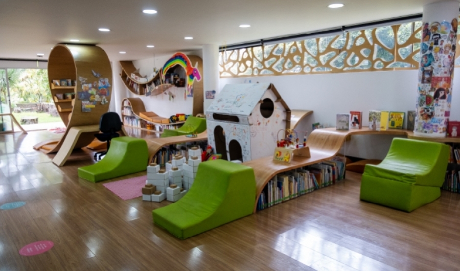 Biblioteca El Parque en la zona infantil de juegos y lectura para niñas y niños